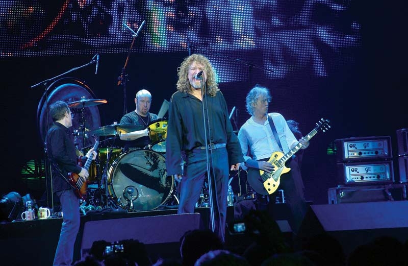 16 - 1995 - Led Zeppelin “traz tudo para casa”:     Robert Plant, Jimmy Page e John Paul Jones superam a tensão que havia na banda e fazem um set épico na cerimônia de introdução deles ao Hall da Fama.