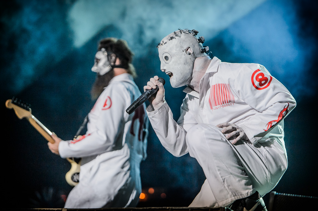 O show do Slipknot é contemplativo – acrobacias circenses são executadas da plataforma que eleva os tambores metálicos do grupo e sempre há algum dos nove integrantes interagindo diretamente com a plateia