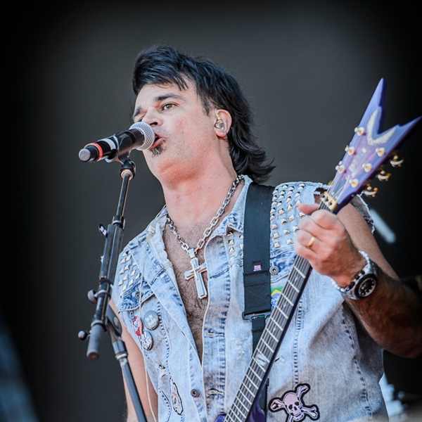 Com menos de meia hora de show, o Dr Pheabs apresentou faixas de seu disco Seventy Dogs, como “Godzilla” e a canção-título.