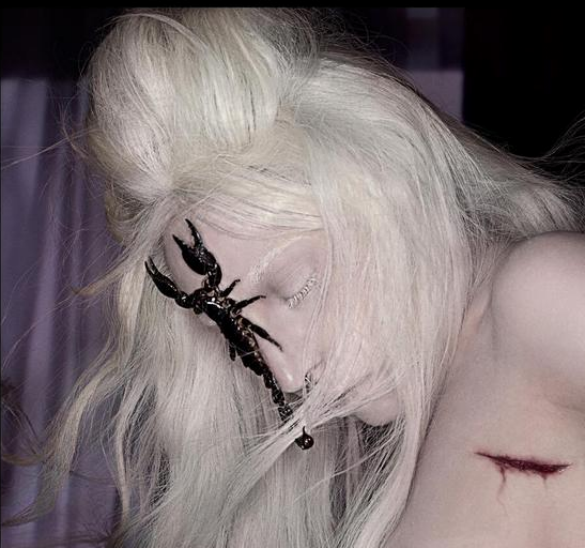 Nesta versão, Gaga aparece com um corte na pele e um escorpião no rosto