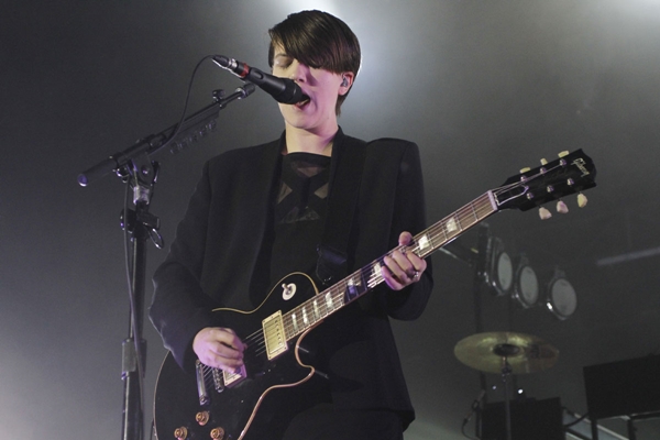 A guitarrista Romy Croft no palco fez no palco performance mais apaixonada do que aquilo registrado nos dois discos do trio.