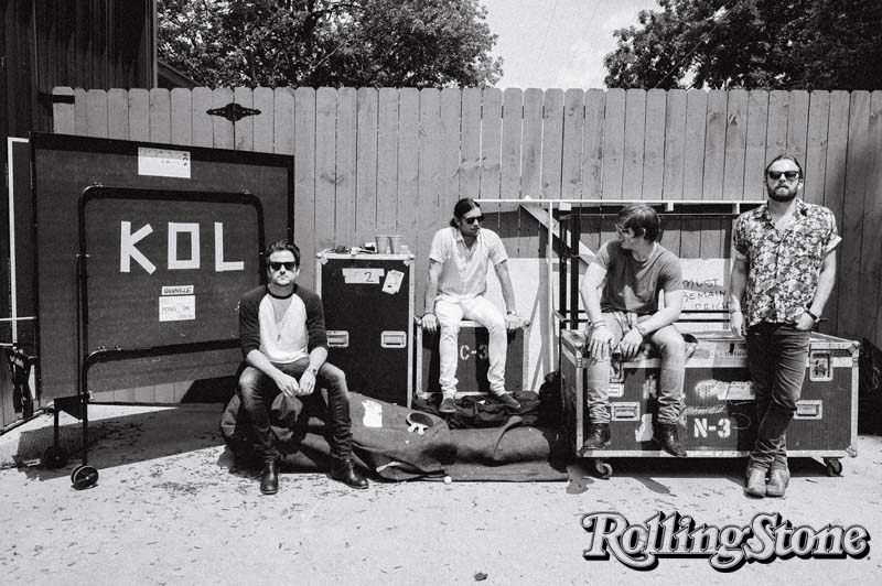 EM FAMÍLIA  (A partir da esq.) Os quatro Followills – o baixista Jared, o baterista Nathan, o guitarrista Matthew e o vocalista Caleb – no estúdio deles, em Nashville