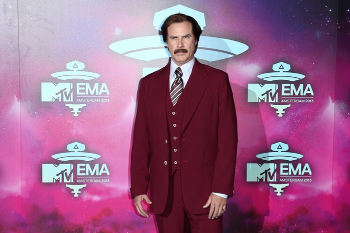 O ator Will Ferrell compareceu à cerimônia como Ron Burgundy, personagem do filme O Âncora.