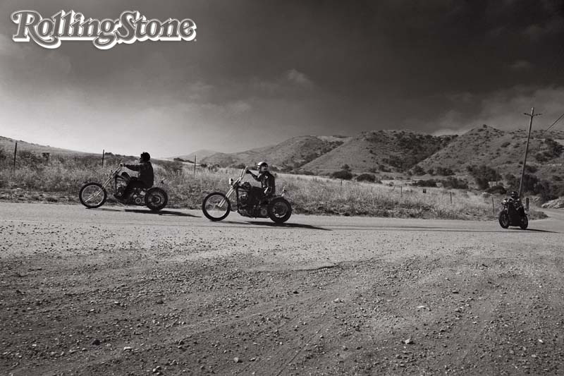 Caminho ao Paraíso  Motocicletas na Oak Canyon Road, estrada que leva ao Born Free