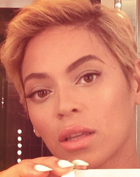 Byeoncé mostrou seu novo corte (curtinho!) de cabelo ao mundo por meio de uma selfie que rodou a internet