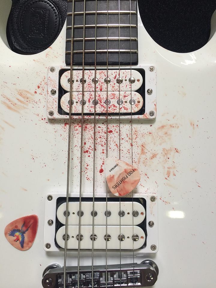 Guitarra do Foo Fighters após o primeiro ensaio da banda para o show de retorno, no México.