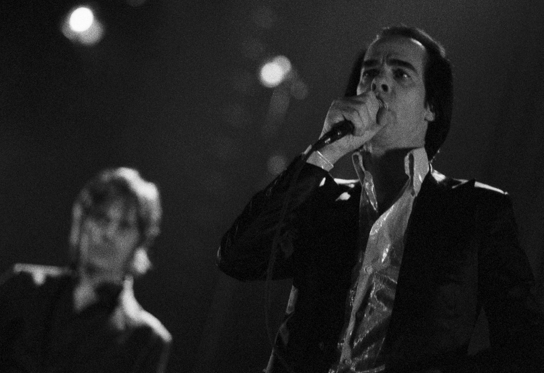 Os ingressos para o primeiro show esgotaram em fevereiro, em menos de 20 minutos. Depois disso, foi marcada uma apresentação extra