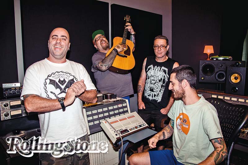 SINISTROS  O Ratos no estúdio Family Mob (a partir da esq.): Boka, Gordo, Jão e Juninho. No detalhe, o porco Atum