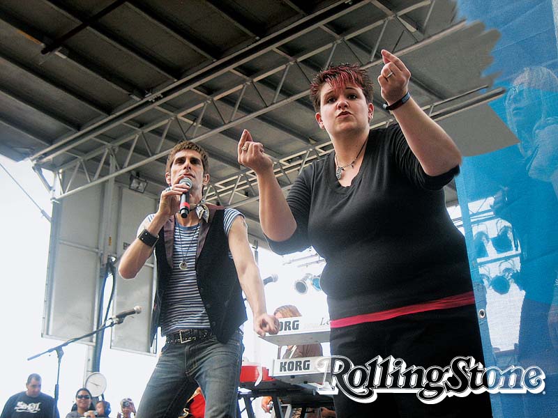 PARA TODOS  Amber ao lado de Perry Farrell, no último Lolla