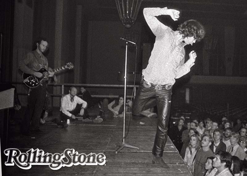 TESTANDO OS LIMITES
Morrison no palco, dançando como um xamã