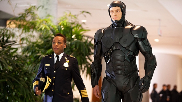 Alex Murphy (Joel Kinnaman) aparece ao lado de Karen Dean (Marianne Jean-Baptiste)