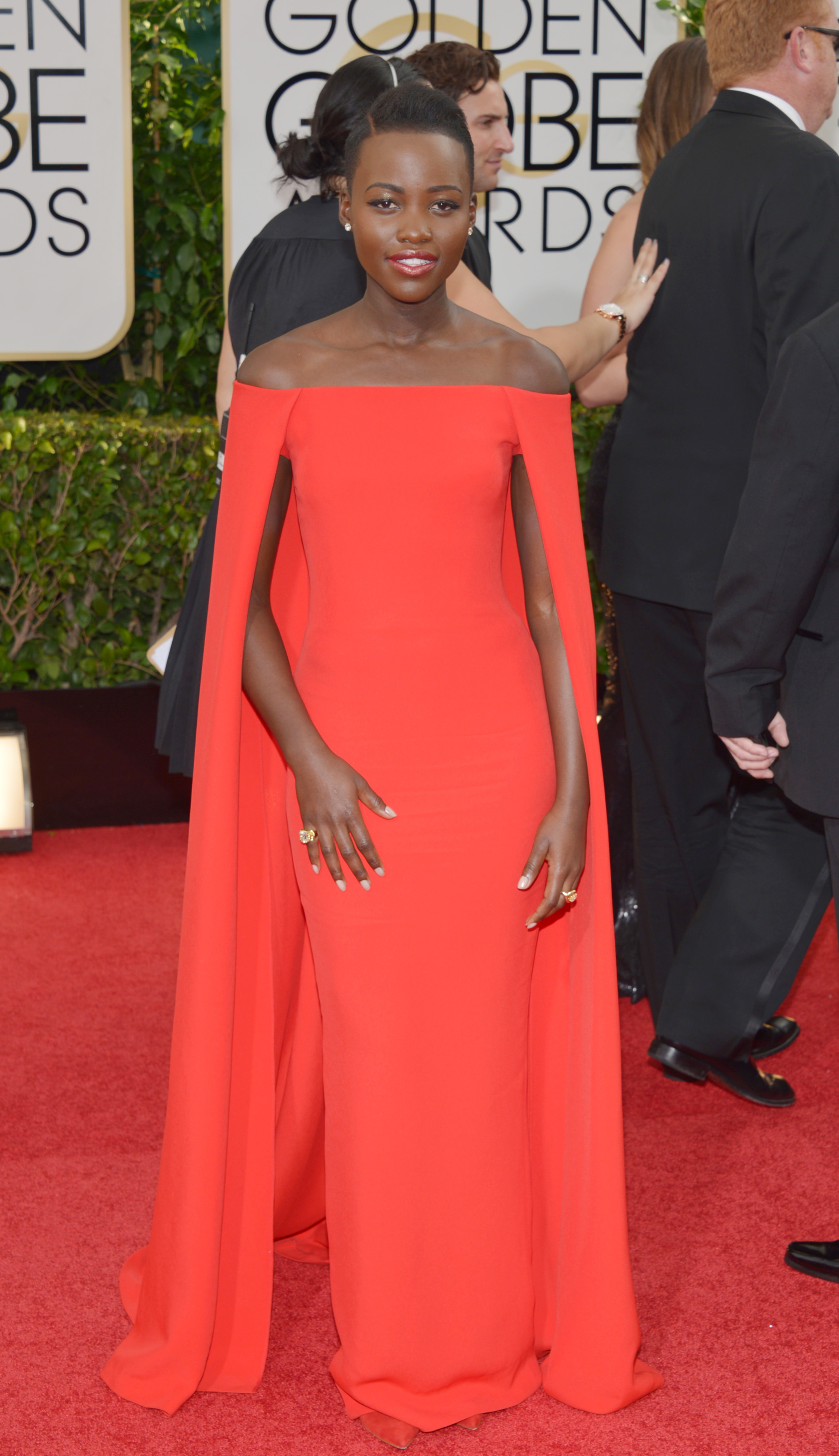 Lupita Nyong'o, de 12 Anos de Escravidão, chamou atenção com o vestido vermelho Ralph Lauren e os brincos Fred Leighton.