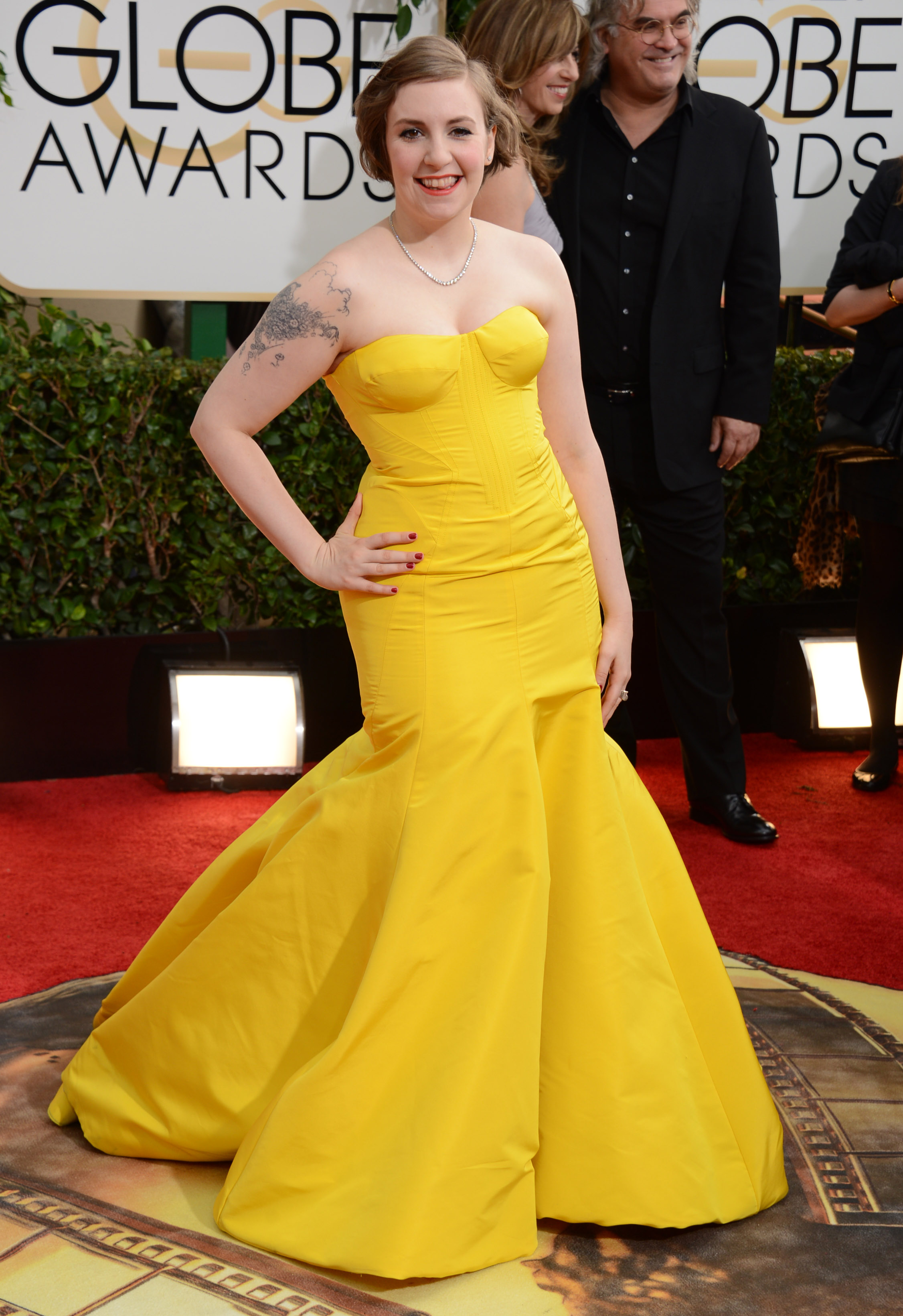 Lena Dunha, de Girls, usou um vestido amarelo da marca Zac Posen.