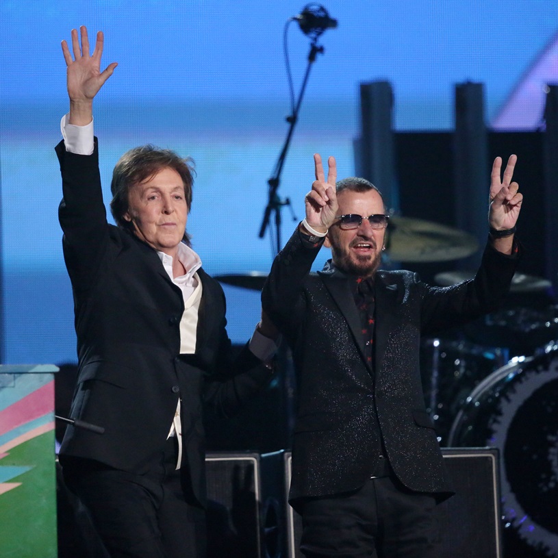 Paul McCartney e Ringo Starr se encontraram no palco do Grammy e foram lembrados os 50 anos desde a primeira vez que os Beatles se apresentaram na televisão norte-americana