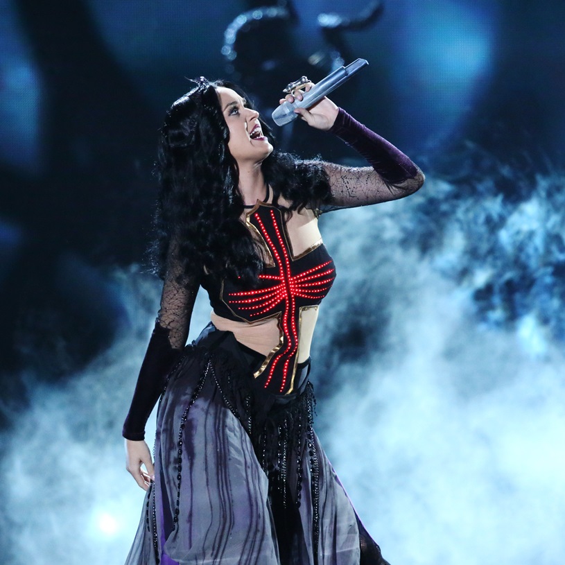 Katy Perry também cantou no Grammy - ela apresentou seu novo single, "Black Horse", com ajuda do rapper Juicy J.