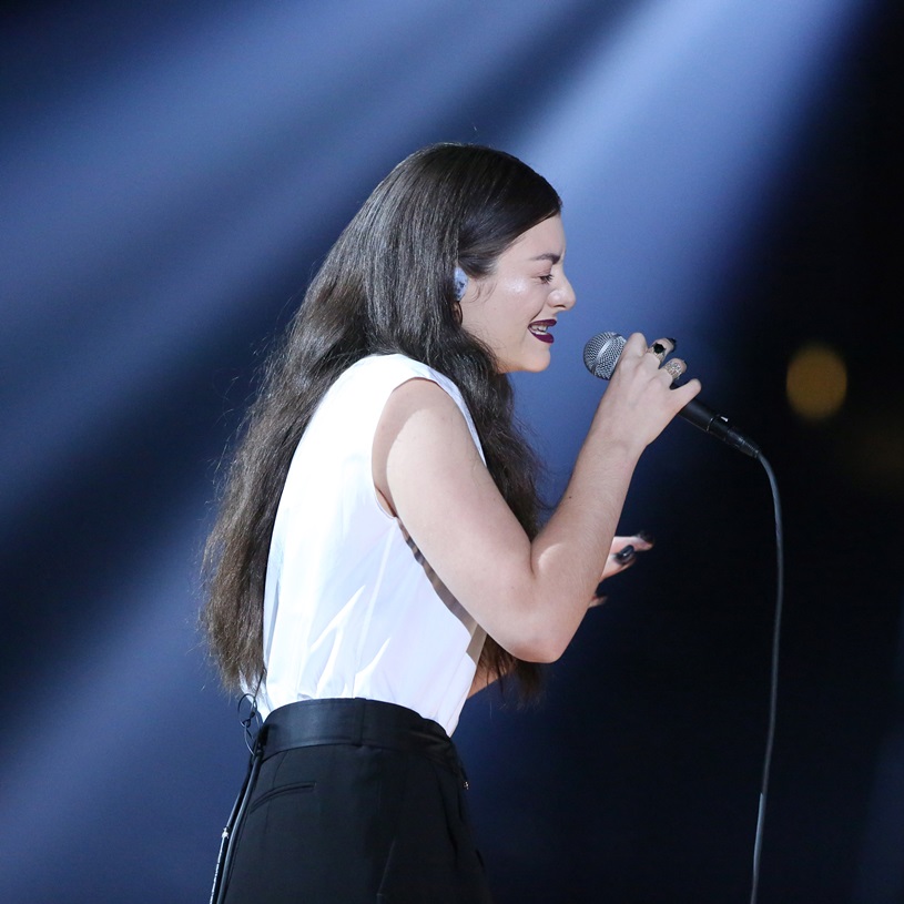 Aos 17 anos, Lorde teve uma noite memorável no seu primeiro Grammy. Ela cantou o hit "Royals" e ainda levou para casa os prêmios de Melhor Performance Solo Pop e Música do Ano.