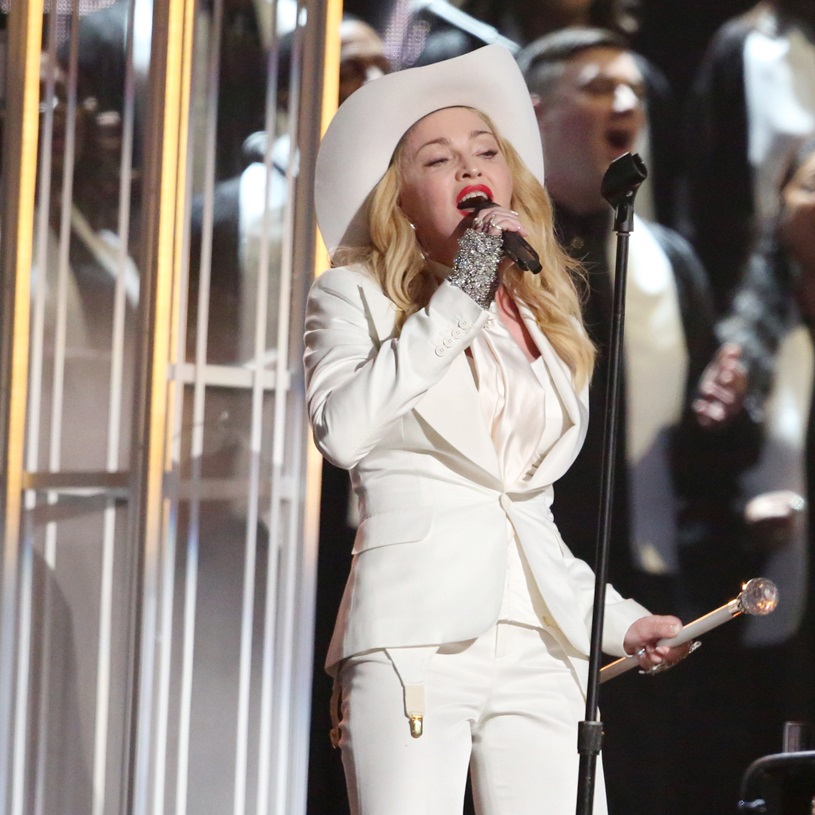 Madonna juntou-se ao palco de Macklemore para lembrar o hit "Open Your Heart" e embalar, ao vivo, um casamento coletivo de 33 casais dos mais diferentes gêneros.