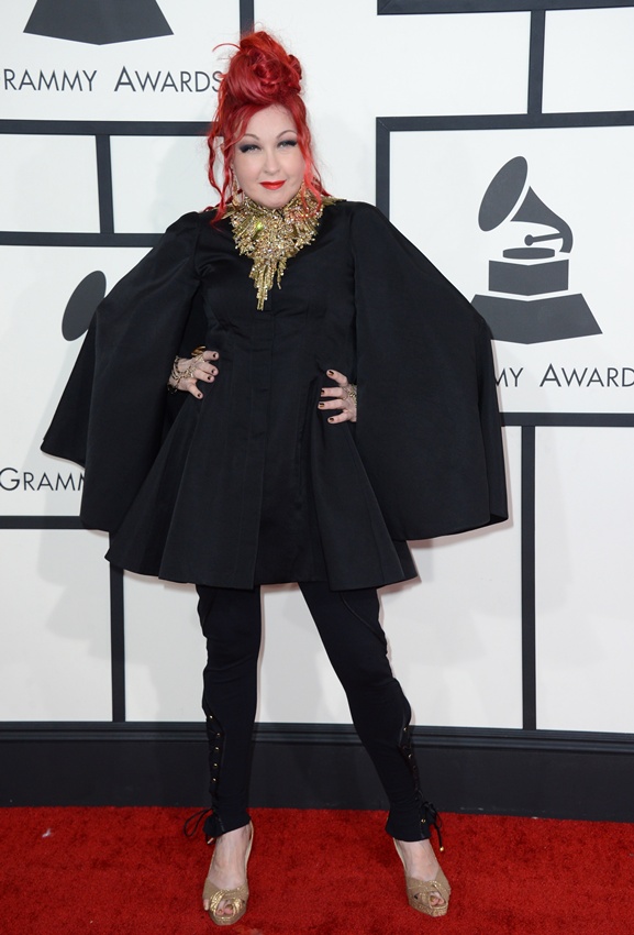 Cyndi Lauper usou figurino Alexander McQueen e sapatos Jimmy Choo