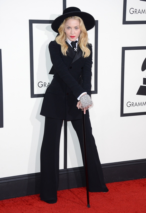 Madonna investiu no visual masculino usando um smoking Ralph Lauren, camisa branca, calça de lã e uma bengala (ela sofreu uma lesão dançando)
