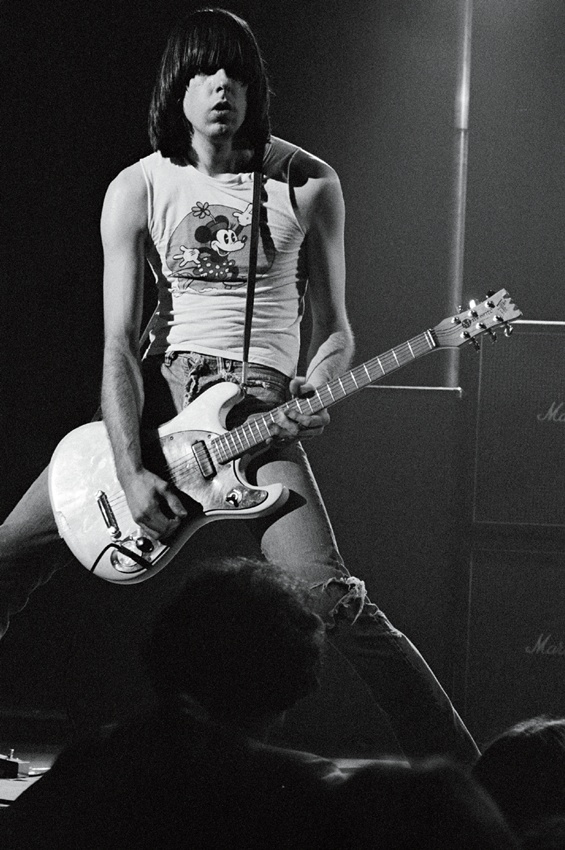 Há 40 anos cravados, três rapazes do bairro nova-iorquino do Queens, John “Johnny” Cummings, Douglas “Dee Dee” Colvin e Jeffrey “Joey” Hyman, reuniram-se em um estúdio e fizeram o primeiro ensaio como uma banda de rock.