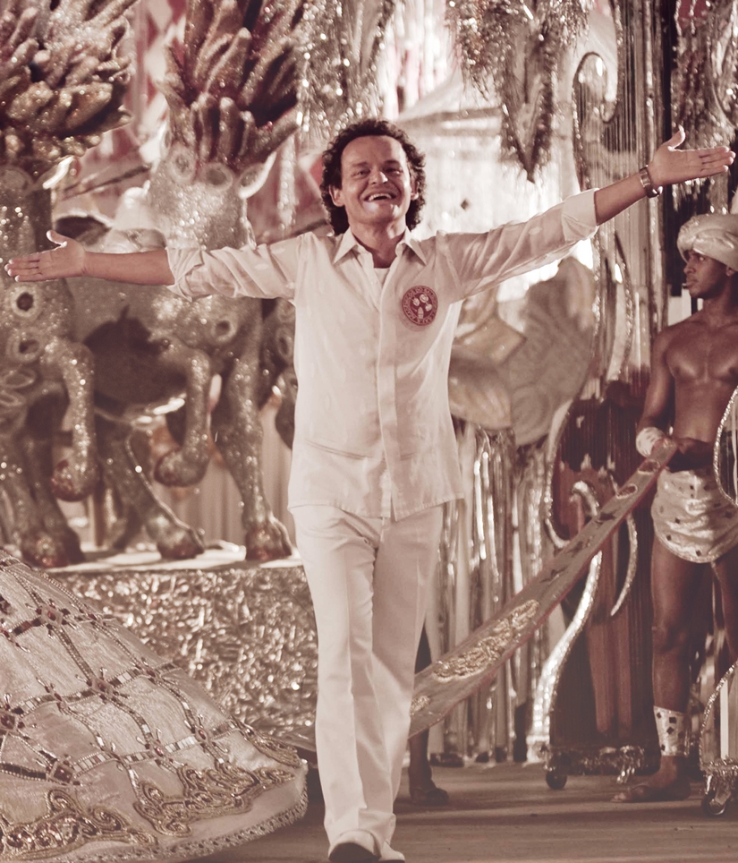 Joãosinho Trinta interpretado por Matheus Natchergaele