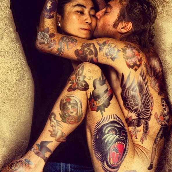 Será que Yoko Ono também esconde algumas tatuagens por baixo da manga comprida?