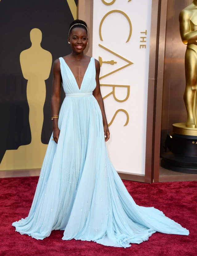 Lupita Nyong'o chamou atenção com um vestido feito sob medida da marca Prada.