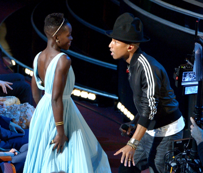 Pharrell Williams dançando com Lupita Nyong'o durante a performance dele de "Happy"