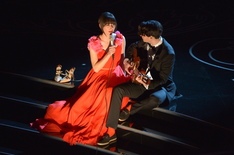 Karen O, líder do Yeah Yeah Yeahs, e Ezra Koenig, do Vampire Weekend, fizeram uma performance curta, mas cheia de candura de “The Moon Song” (de Ela)