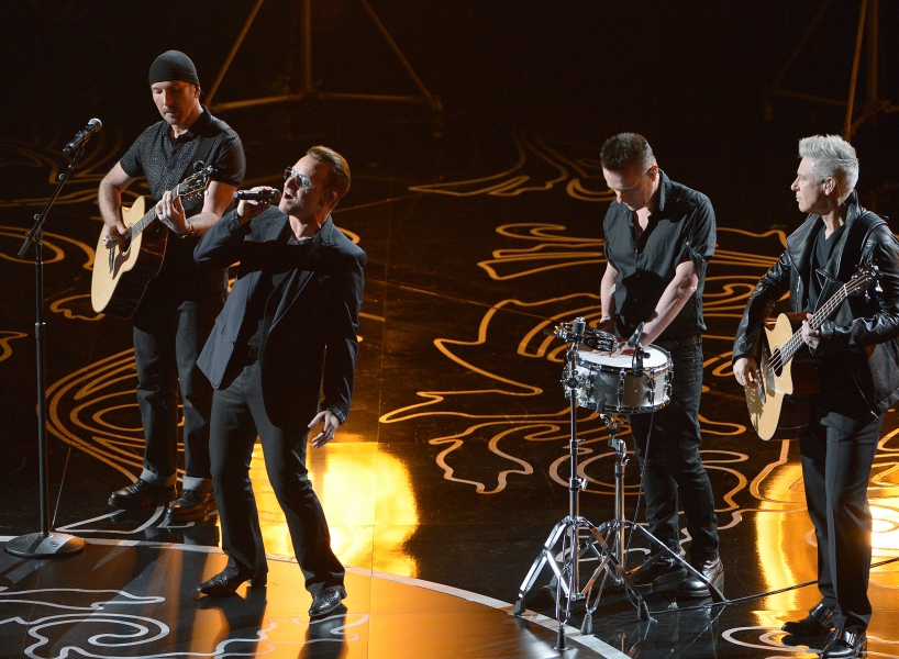 O U2 apresentou a canção "Ordinary Love"