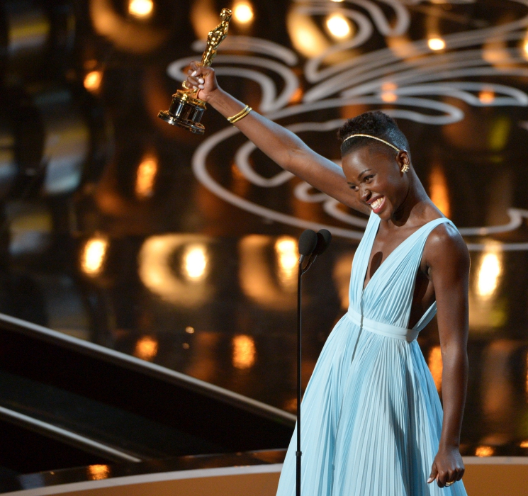 Lupita Nyong'o se emocionou no discurso de agradecimento por ter sido eleita a Melhor Atriz Coadjuvante (12 Anos de Escravidão)