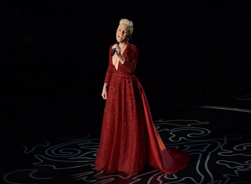 Pink cantando "Over the Rainbow" para lembrar os 75 anos de O Mágico de Oz