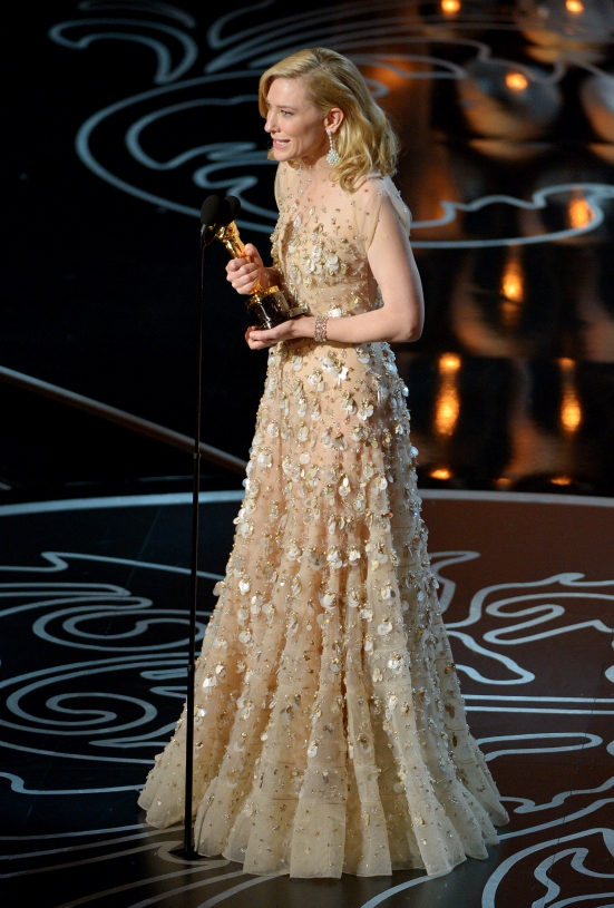 A atriz Cate Blanchett foi premiada pelo papel de Blue Jasmine e agradeceu o diretor Woody Allen passando longe das polêmicas que o cercam, ultimamente