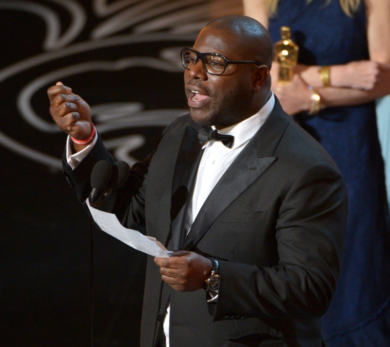 Steve McQueen agradecendo a Academia pelo Oscar de Melhor Filme para 12 Anos de Escravidão