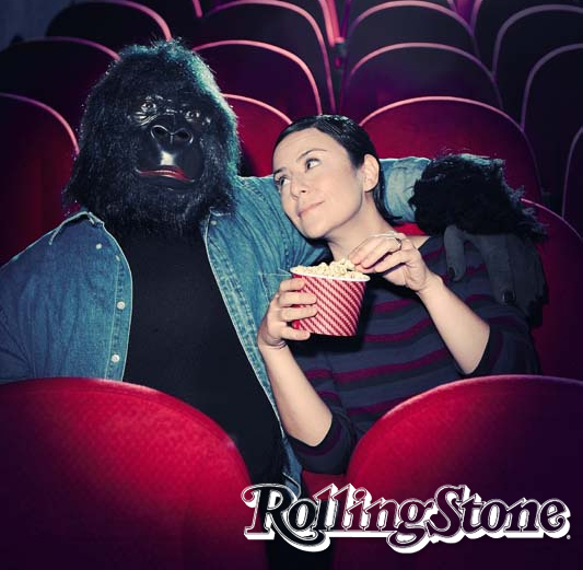 Escurinho  Fernanda Takai está sempre bem acompanhada