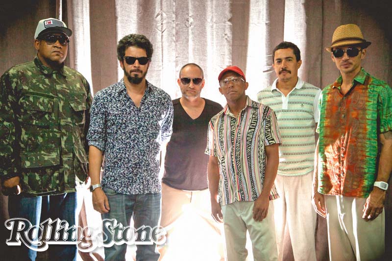 Em Cima e na Frente do Palco