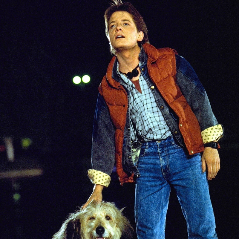 O "colete salva-vidas" de Marty McFly em De Volta Para o Futuro: O figurino de Marty foi e voltou 30 anos no tempo. Quem sabe ele não retorna nos dias de hoje como um visual hipster?
