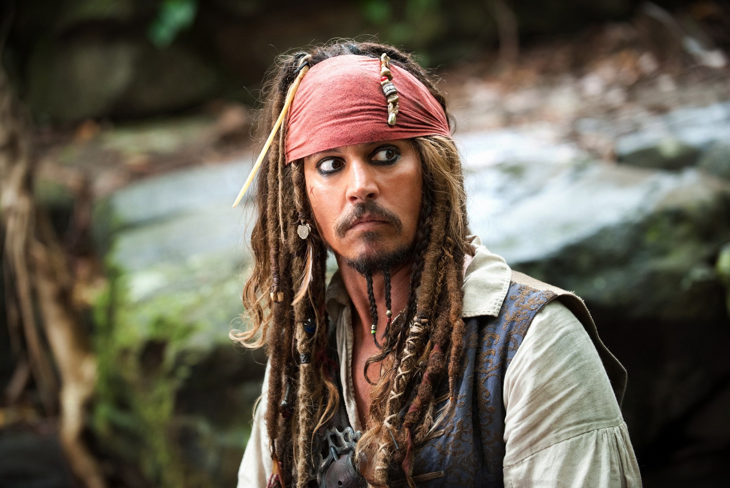 Os acessórios de Jack Sparrow em Piratas do Caribe: Existe uma grande influência de Keith Richards no visual de Sparrow. A bandana e os “penduricalhos” do pirata o deixaram tão rock and roll quanto o guitarrista dos Rolling Stones.