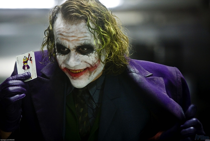 A roupa do Coringa: Jack Nicholson mostrou uma versão mais “arrumadinha” do vilão de Batman, enquanto o Coringa de Heath Ledger andava por Gotham mais sombrio, com a maquiagem borrada e a roupa mais escura.