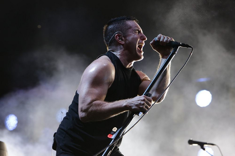 Trent Reznor à frente do Nine Inch Nails no Lollapalooza 2014