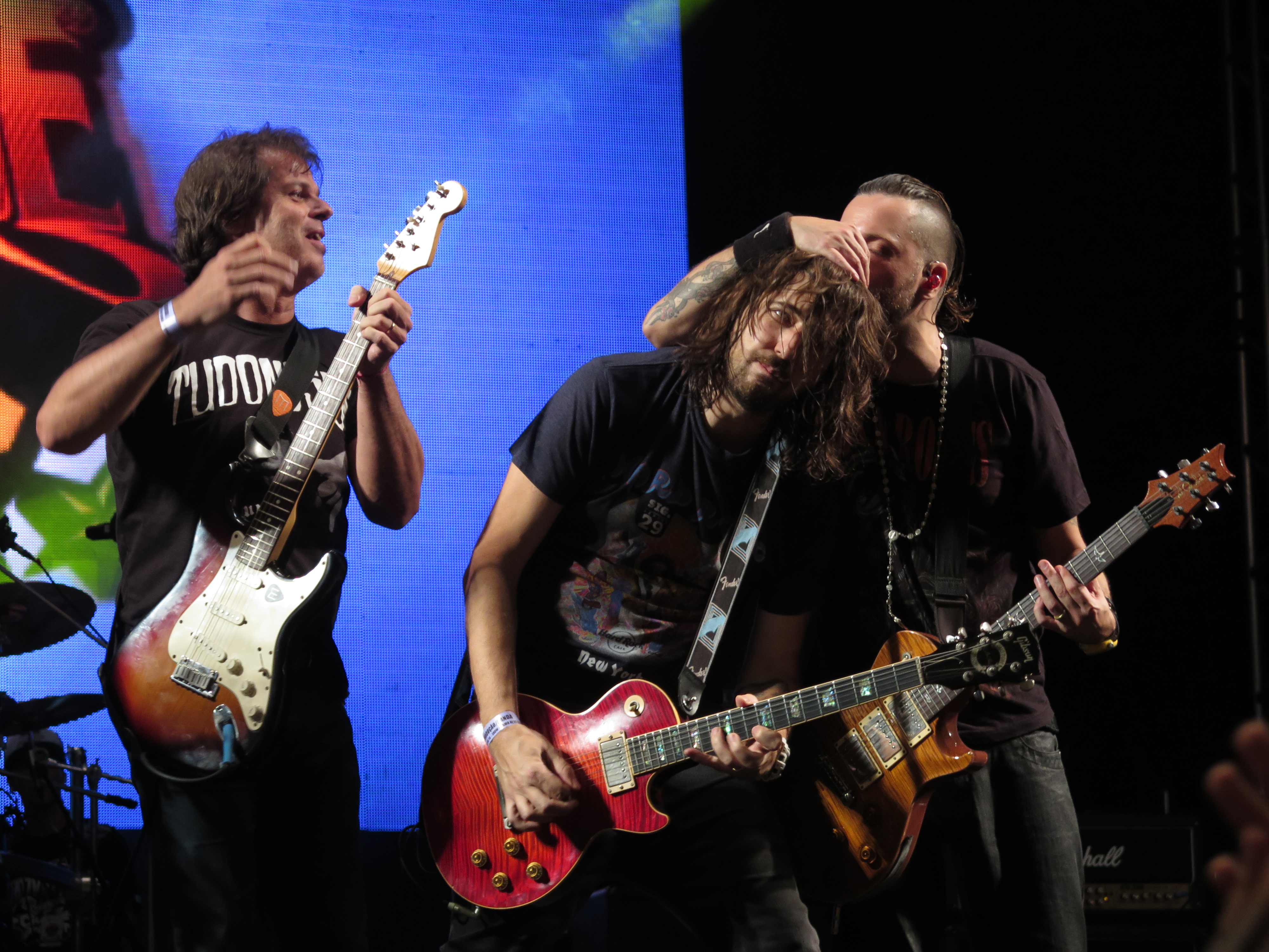 Fernando Deluqui (RPM) com os guitarristas do Charlie Brown Jr. Marcão e Thiago.