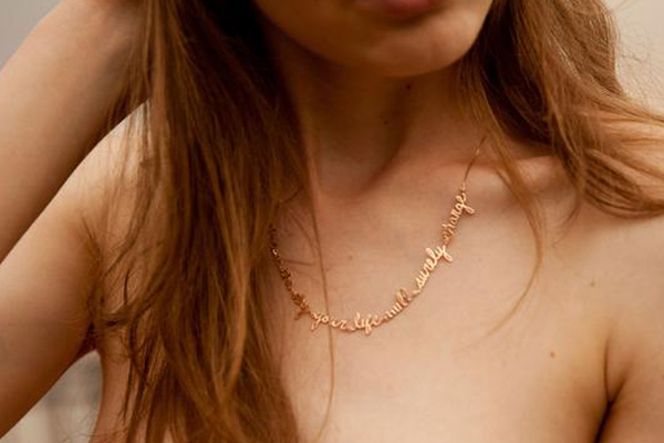 Colares com letras de músicas, de Fabi Malavazi