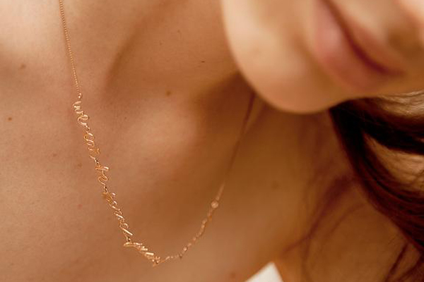 Colar com letras de músicas