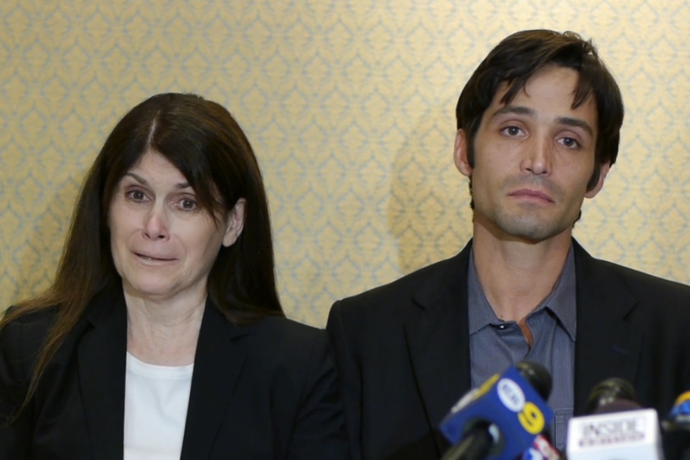 Bonnie Mound e seu filho, Michael Egan, na conferência de acusação de três executivos de Hollywood por estupro.