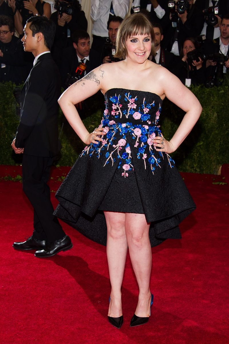 Lena Dunham escolheu um vestido curto de Giambattista Valli.