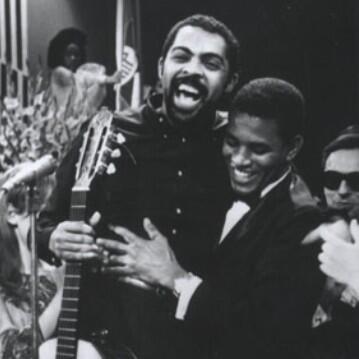 Jair e Gilberto Gil durante um dos Festivais da Música Popular Brasileira. A imagem foi publicada no Twitter do músico baiano