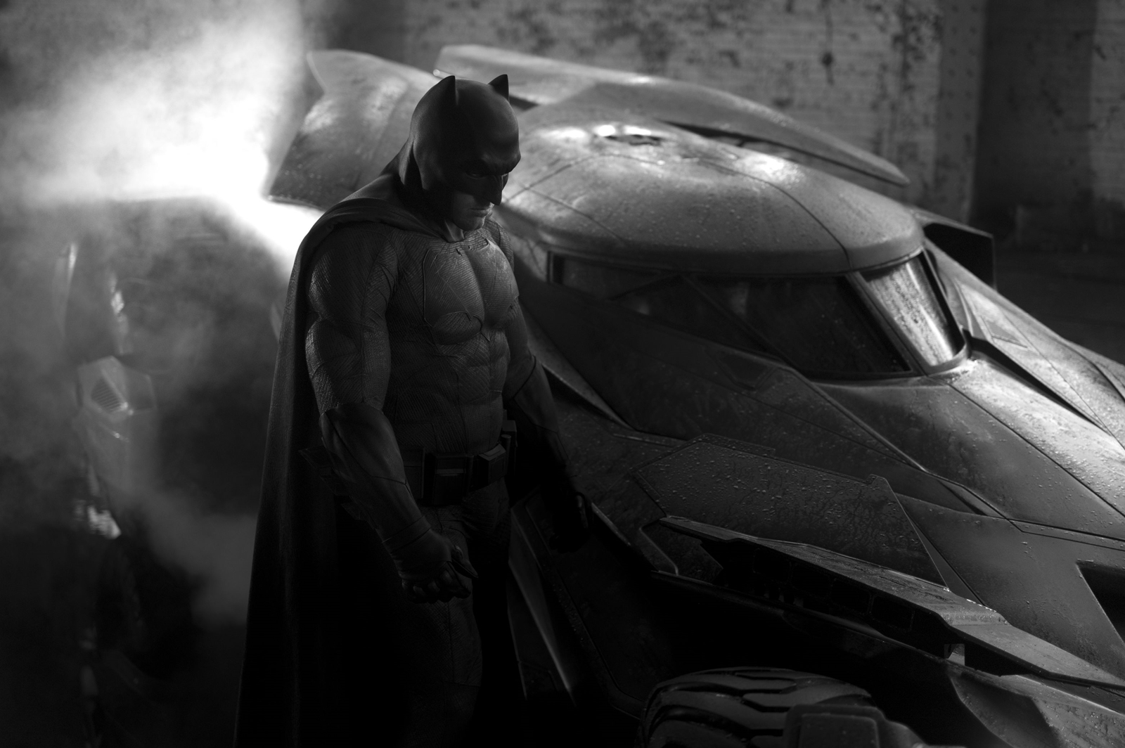 Ben Affleck como Batman ao lado do batmóvel