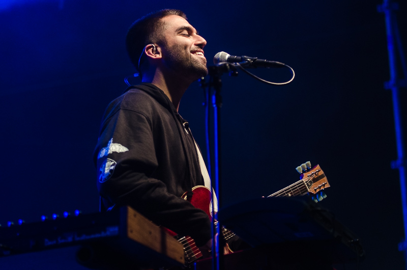 Com apresentação atrasada em cerca de meia hora, SILVA fala pouco e conquista o público com show pessoal no palco Líbero Badaró