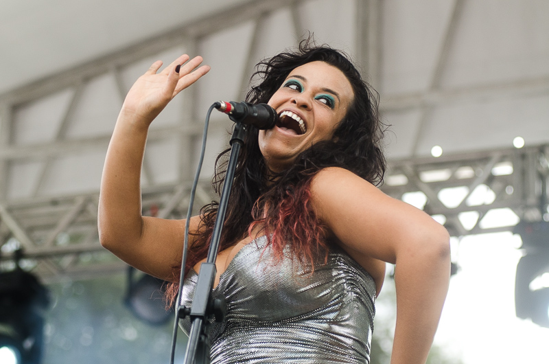 Tulipa Ruiz saudou a chegada da manhã em show com altos e baixos no Largo São Bento