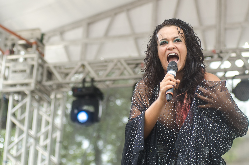 Tulipa Ruiz saudou a chegada da manhã em show com altos e baixos no Largo São Bento